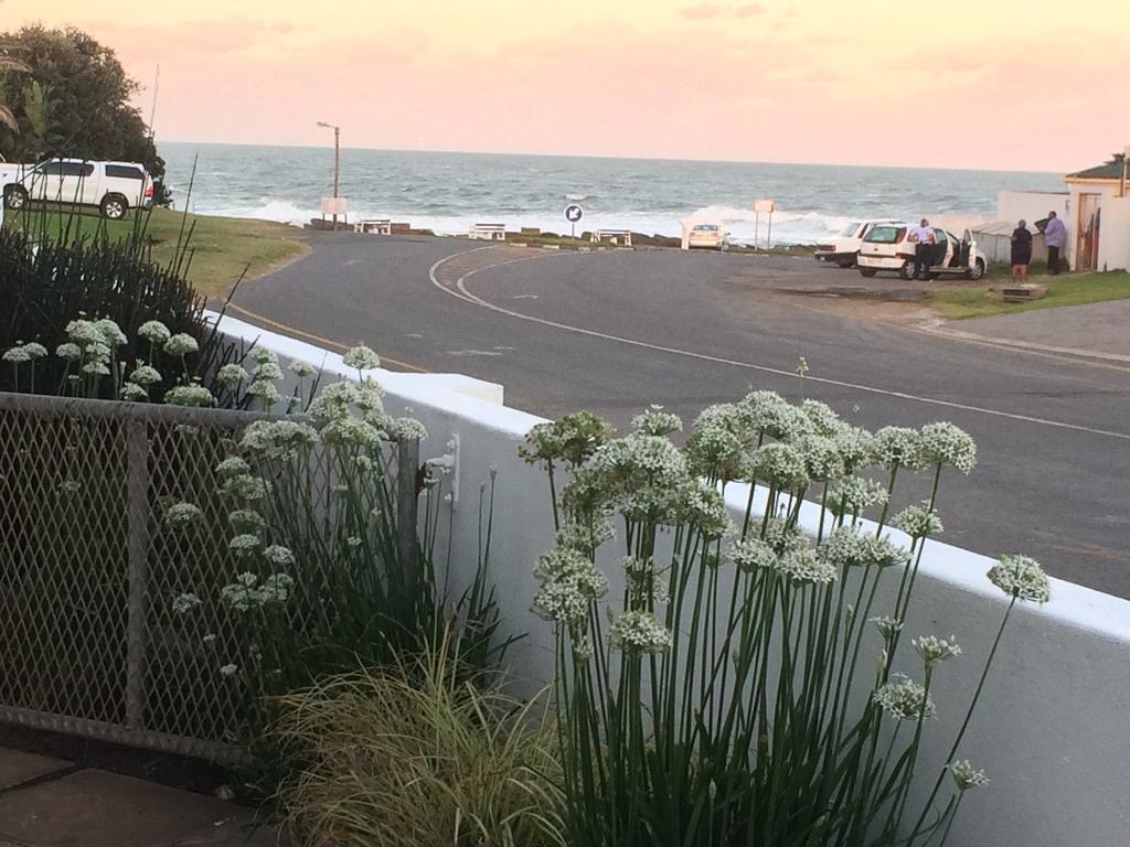 Breeze Inn Guesthouse Kidd's Beach Екстер'єр фото
